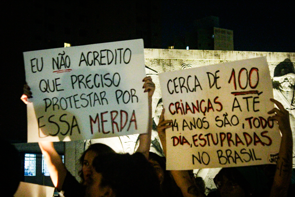 Ato contra “PL do estupro” reúne manifestantes pelas ruas de Curitiba