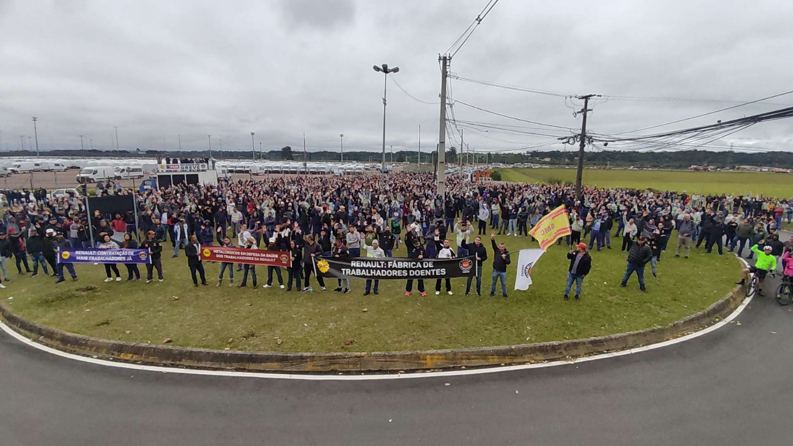 Quase um mês depois, trabalhadores da Renault suspendem greve