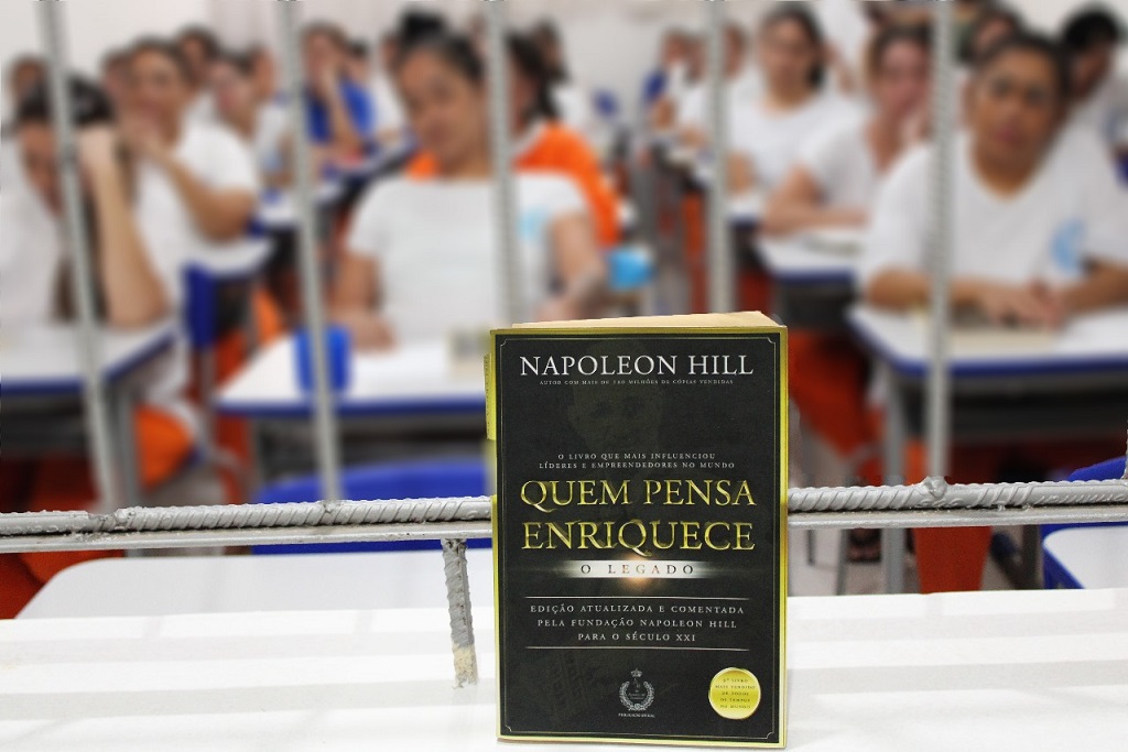 Deppen entrega livro de autoajuda para detentas de Piraquara em “Projeto Mastermind”