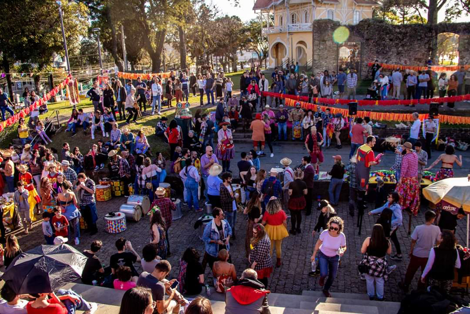 "Arraiá da Anita" faz Largo da Ordem entrar no ritmo das festas juninas