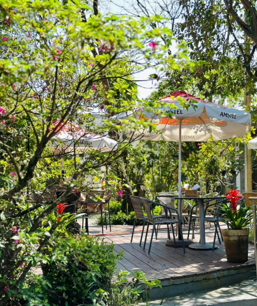 jardim com mesas e cadeiras