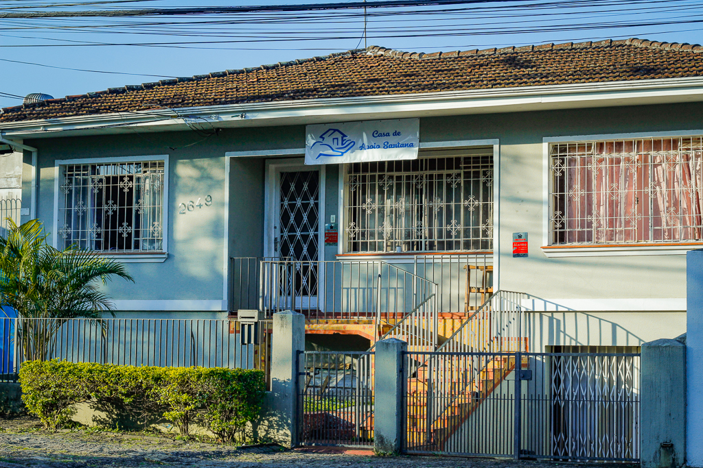 Banho esporádico e alimentos no chão: MP denuncia Casa para pessoas com deficiência em Curitiba