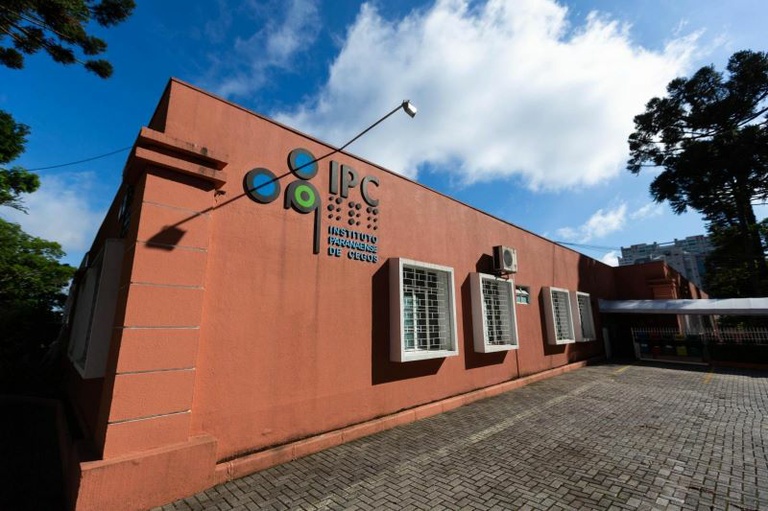 Instituto Paranaense de Cegos assina termo de ajustamento de conduta por falta de acessibilidade