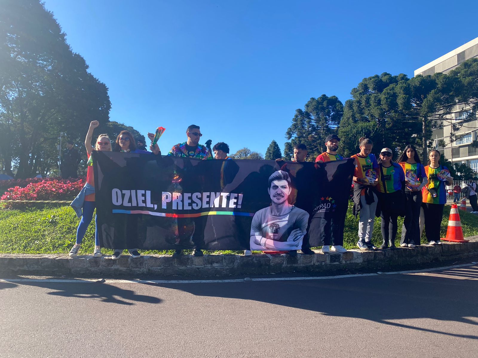 Marcha da Diversidade de Curitiba reúne multidão e tem homenagem para Oziel Branques dos Santos
