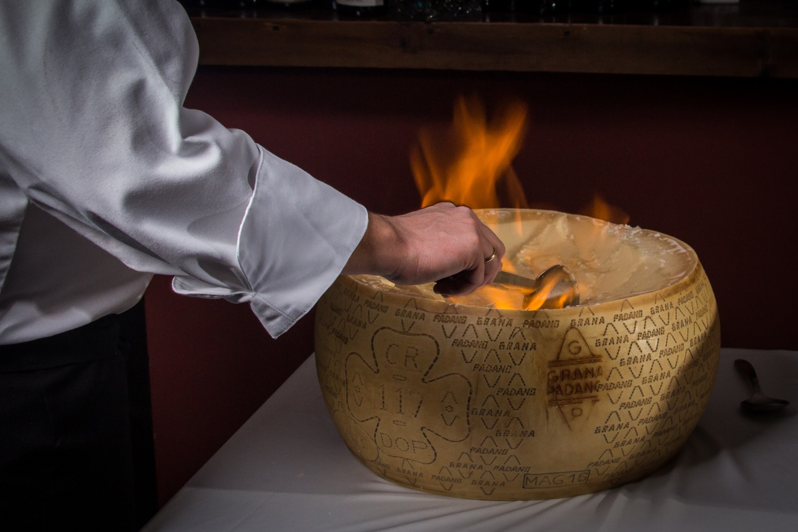 Onde comer o famoso macarrão dentro do queijo em Curitiba?