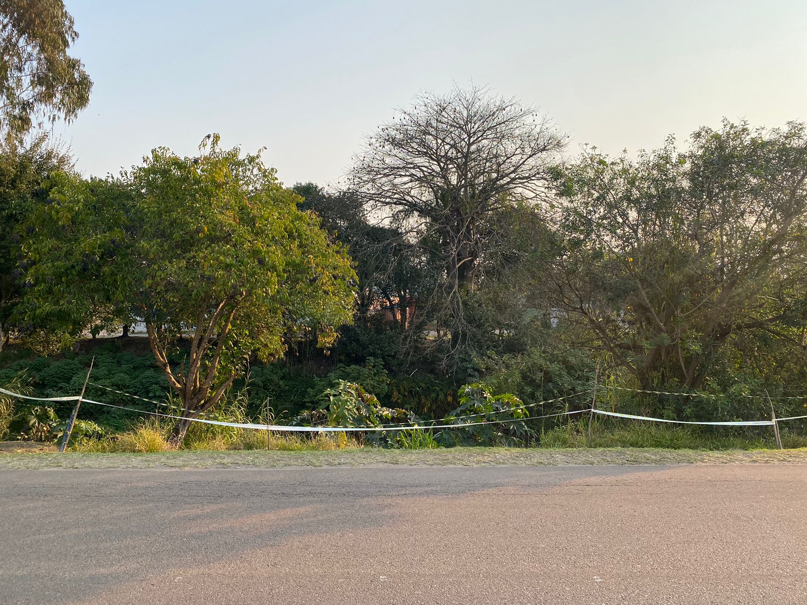 No Guabirotuba, erosão do Canal Belém avança e prefeitura coloca faixa para “proteção”