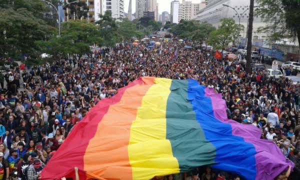 Parada LGBTI+ acontece domingo em Curitiba e terá tom político