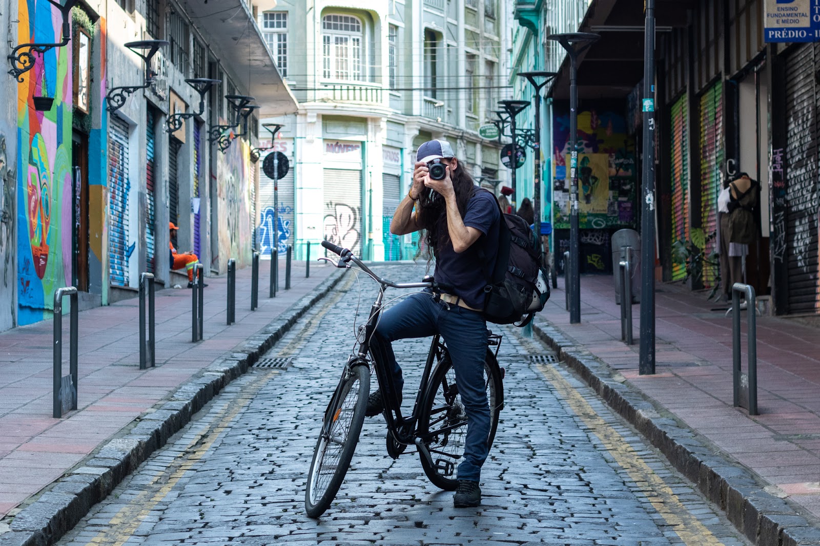 De cima da bike, ele registra uma Curitiba diferente