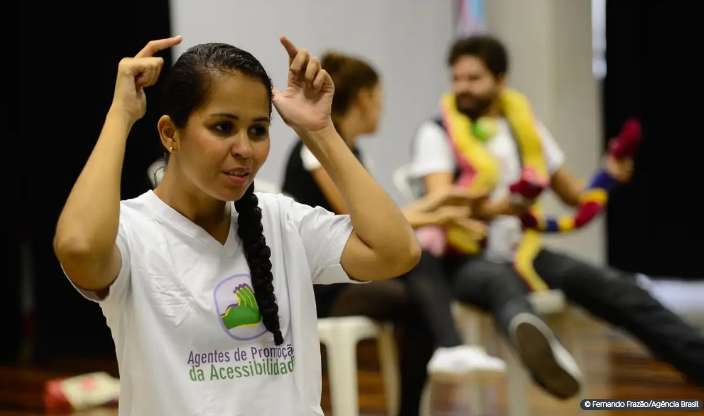 Câmara de Curitiba analisa projeto para representações em Libras em placas