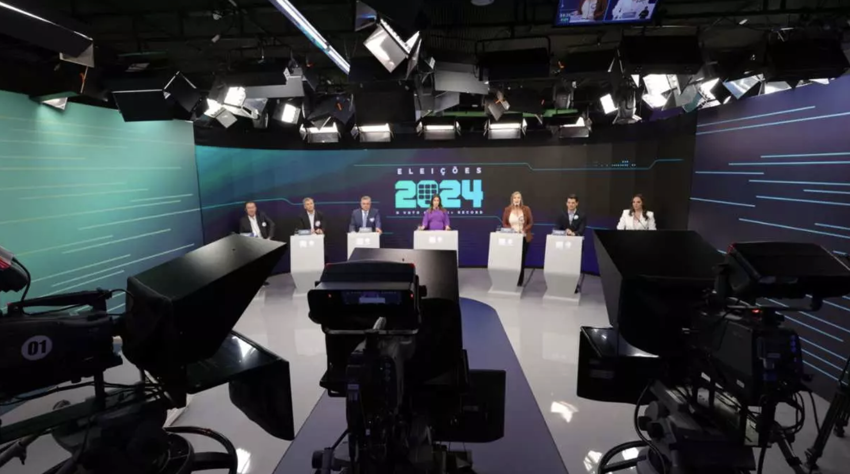 Debate da RIC tem Ney atacando e Pimentel com ar levemente irônico