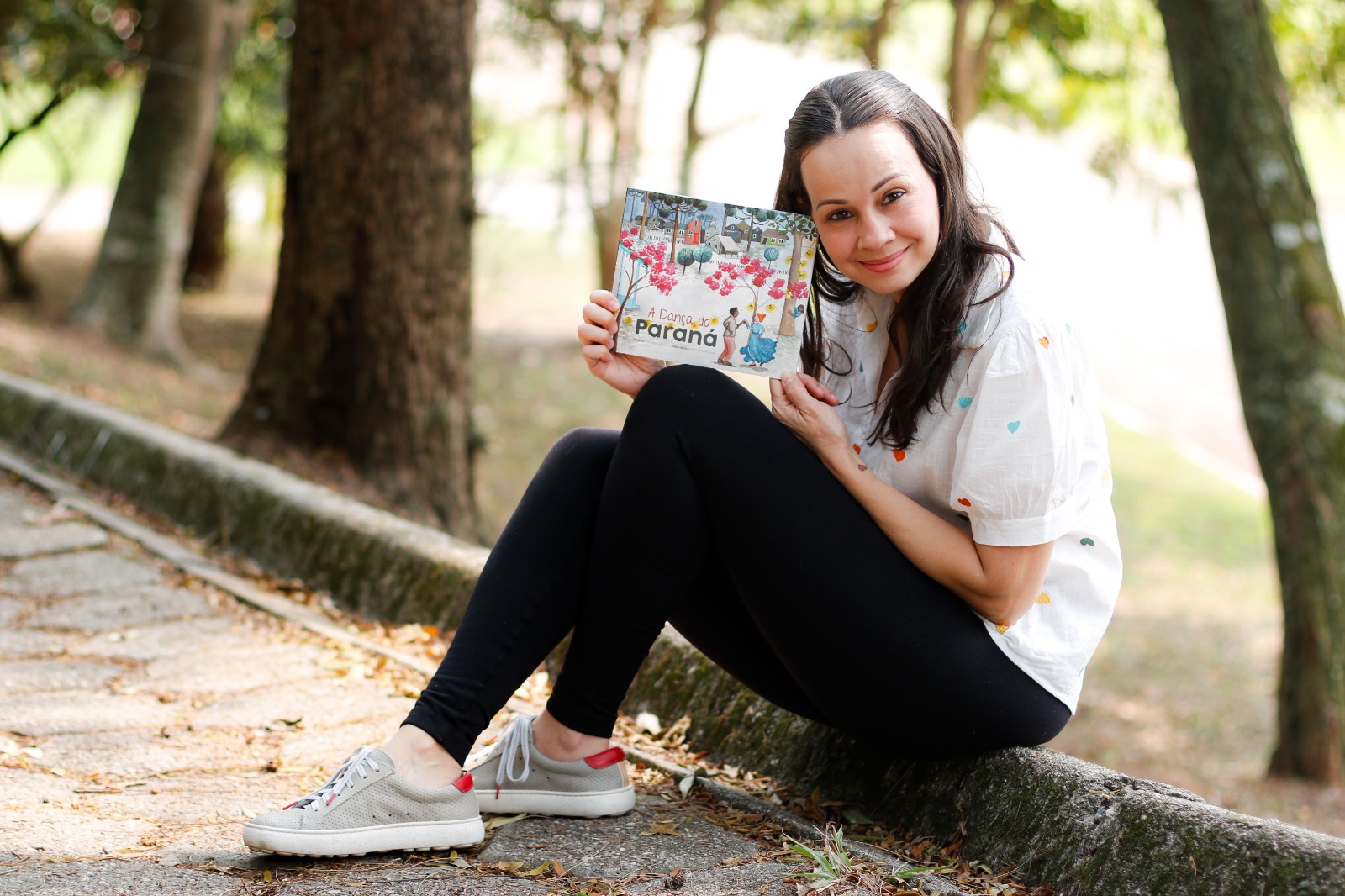 Pedagoga lança livro infantojuvenil gratuito que celebra a cultura paranaense