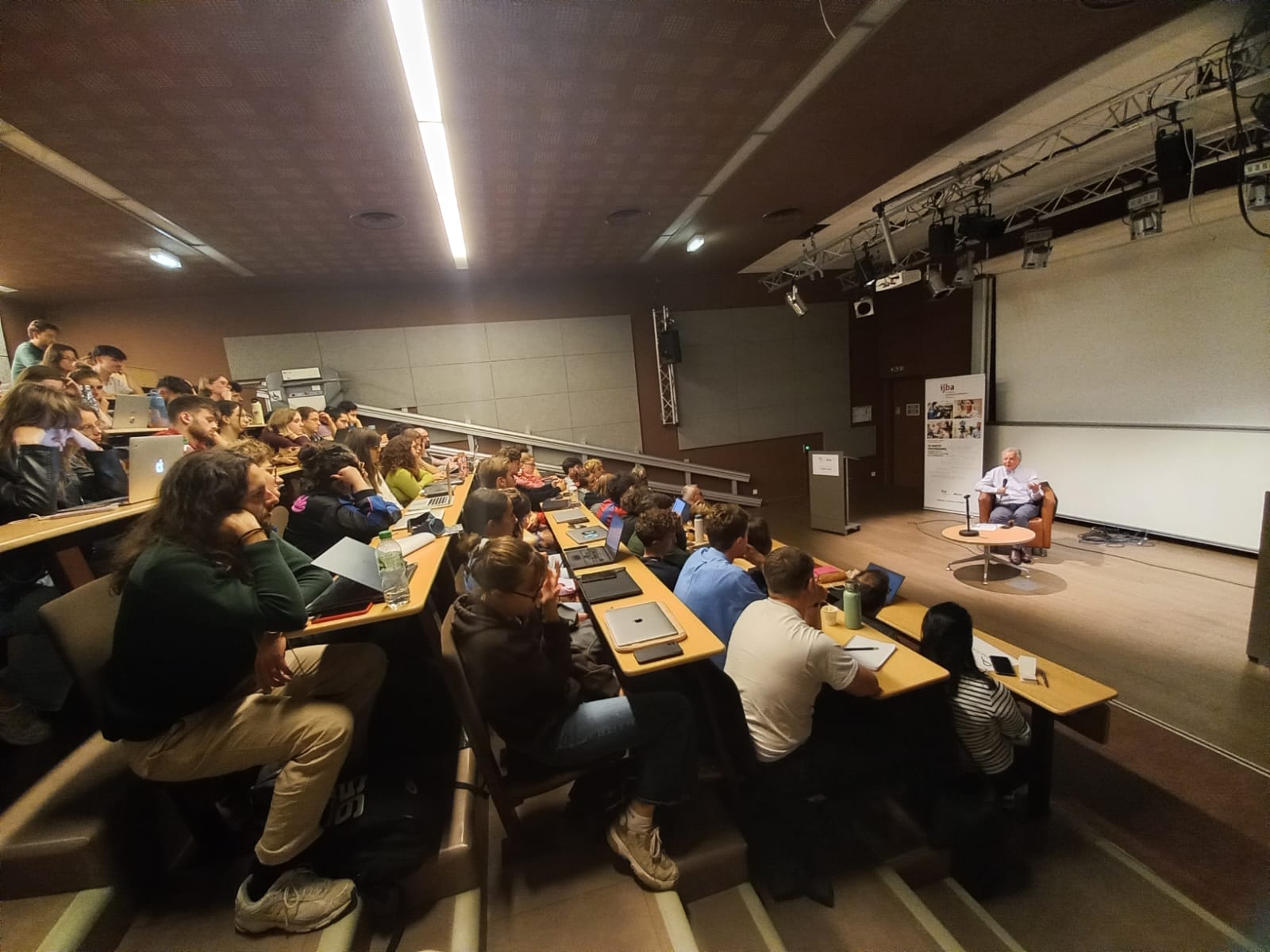Informação de qualidade depende da valorização do jornalista, afirma Pierre Haski