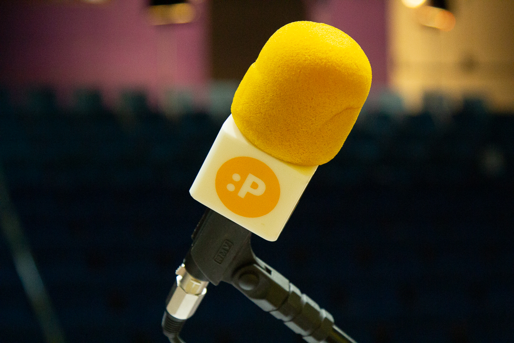 Protesto, candidatos de olho no celular e lanche no intervalo: os bastidores do debate do Plural