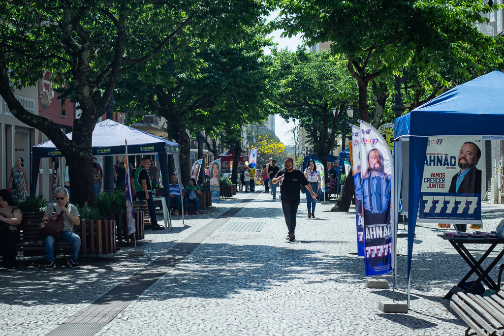 Vereadores se queixam de furtos de windbanners em Curitiba
