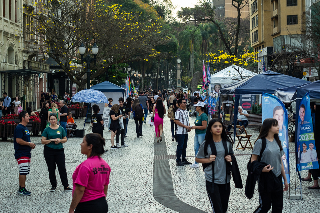 Eleições 2024: Cabos eleitorais lotam a Rua XV em busca de votos para os candidatos