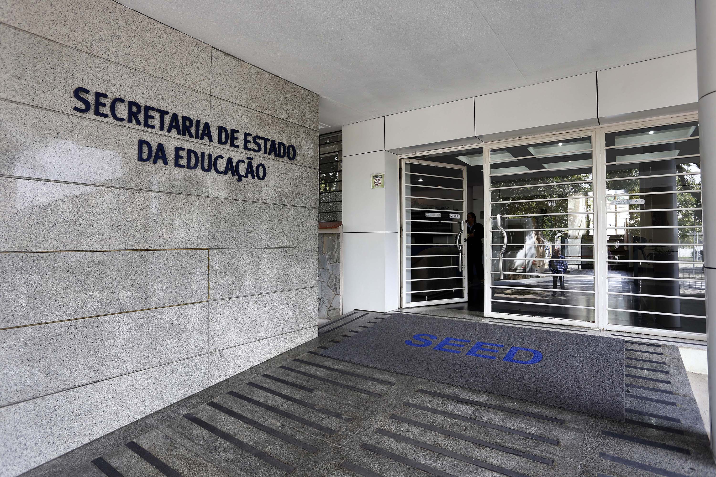 Secretaria de Educação usa canal de comunicação oficial para defender terceirização nas escolas