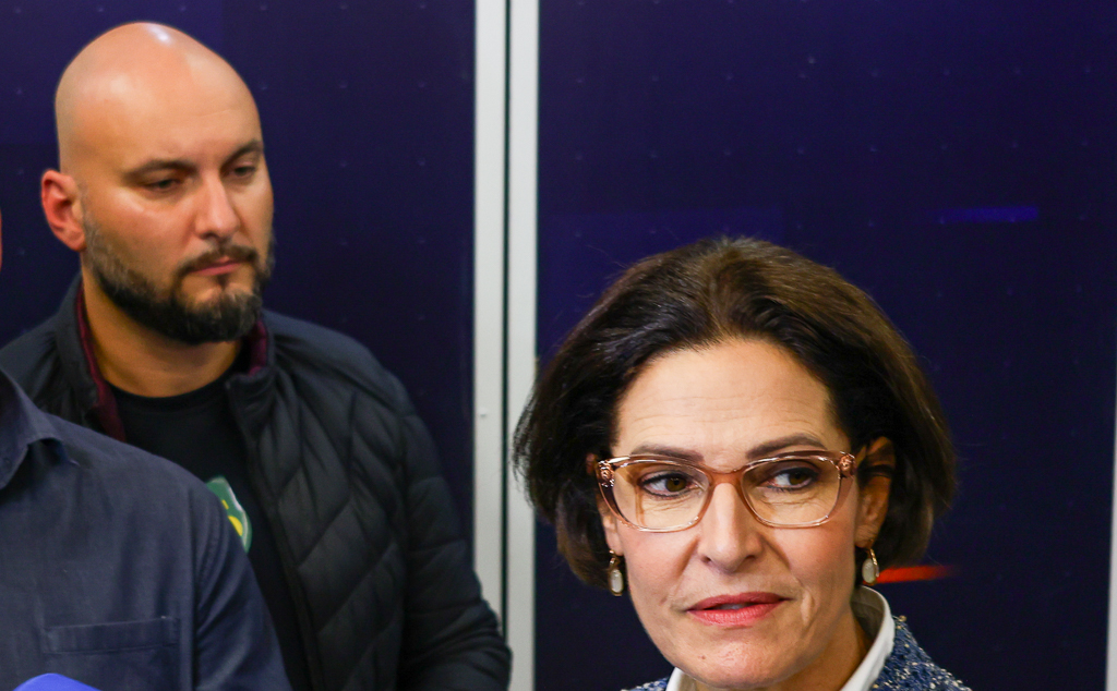 Cristina Graeml tenta barrar mais pesquisas e vice é multado por divulgar enquete