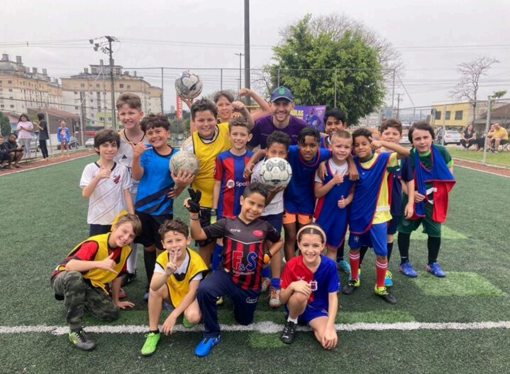 Curitiba: Projeto que tem aulas gratuitas de futebol completa um ano