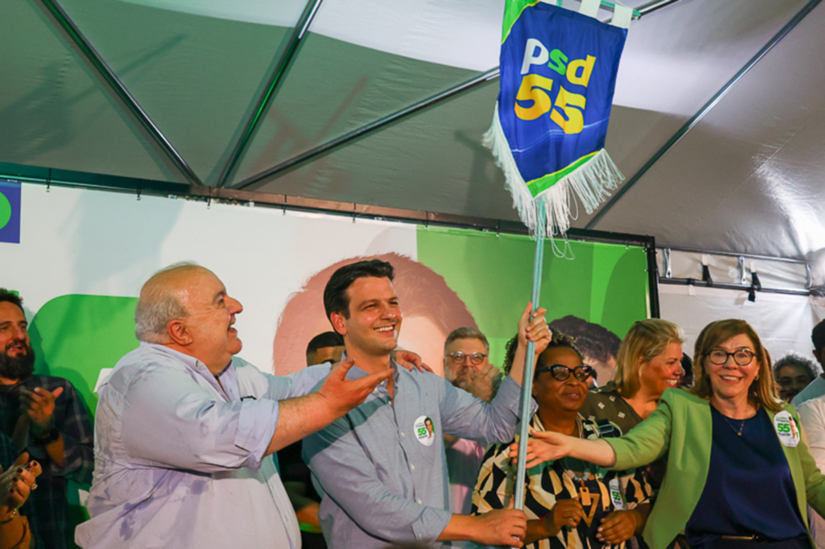 Pimentel transforma reunião com classe artística em "comício"