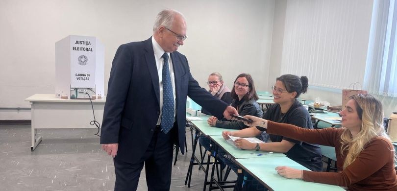 Ministro Fachin vota em Curitiba e incentiva participação da população