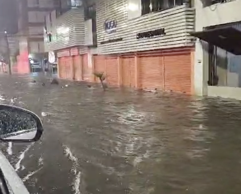 Chuva forte causa alagamentos na região central e em bairros de Curitiba. Veja vídeos