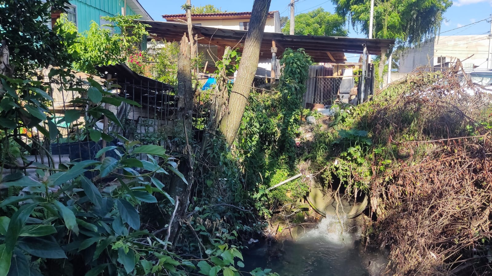 A cada chuva, duas famílias no bolsão Formosa, no Novo Mundo, temem desabamento de terreno
