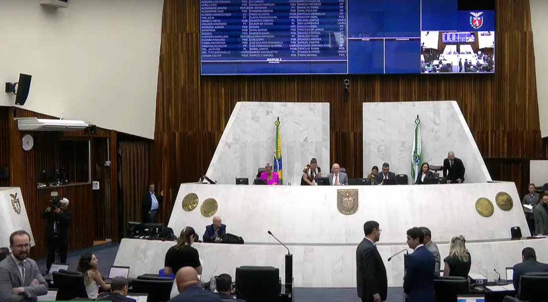 Com mais um “tratoraço”, Assembleia aprova projeto do governo para vender a Celepar