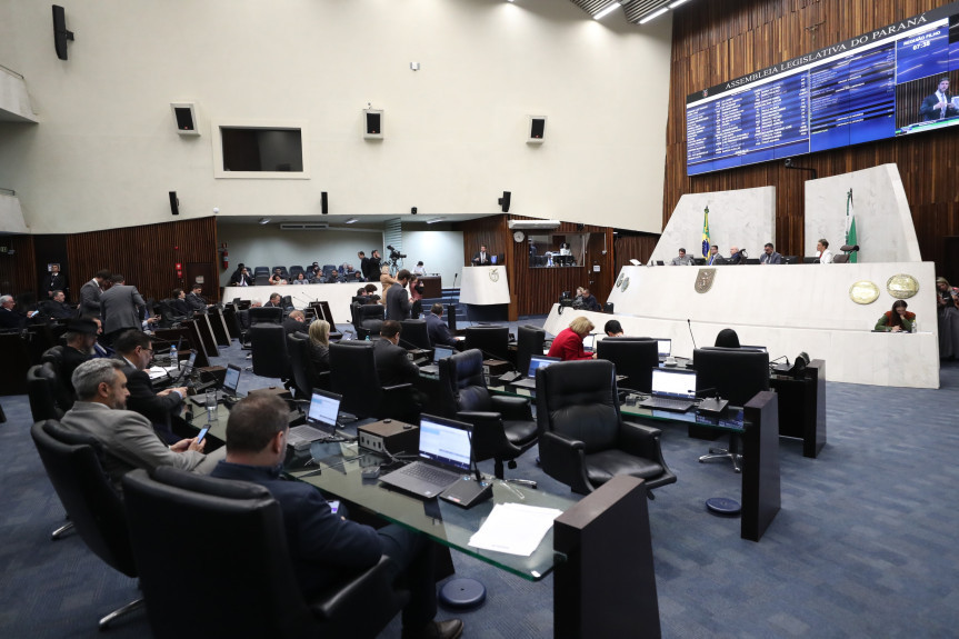Assembleia ignora alerta do Ibama e aprova “boiada” de Ratinho Jr. no meio ambiente