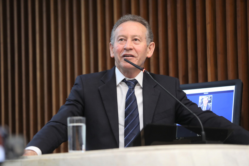Deputado entra com ação para suspender a terceirização de escolas no Paraná