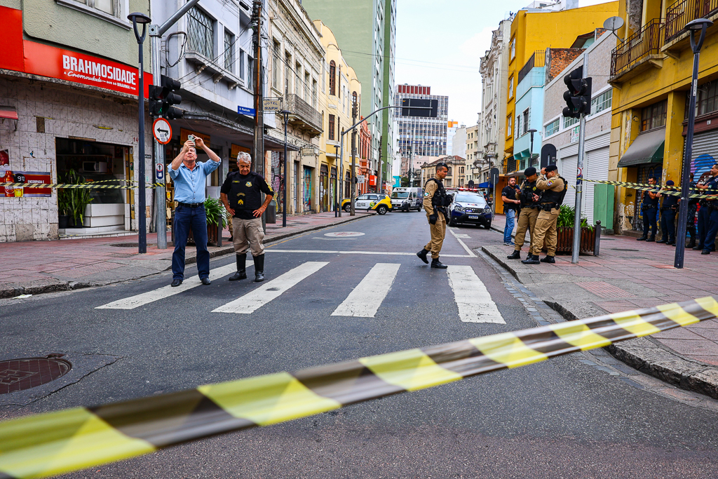 Tiroteio no centro de Centro de Curitiba causa tumulto e deixa quatro feridos