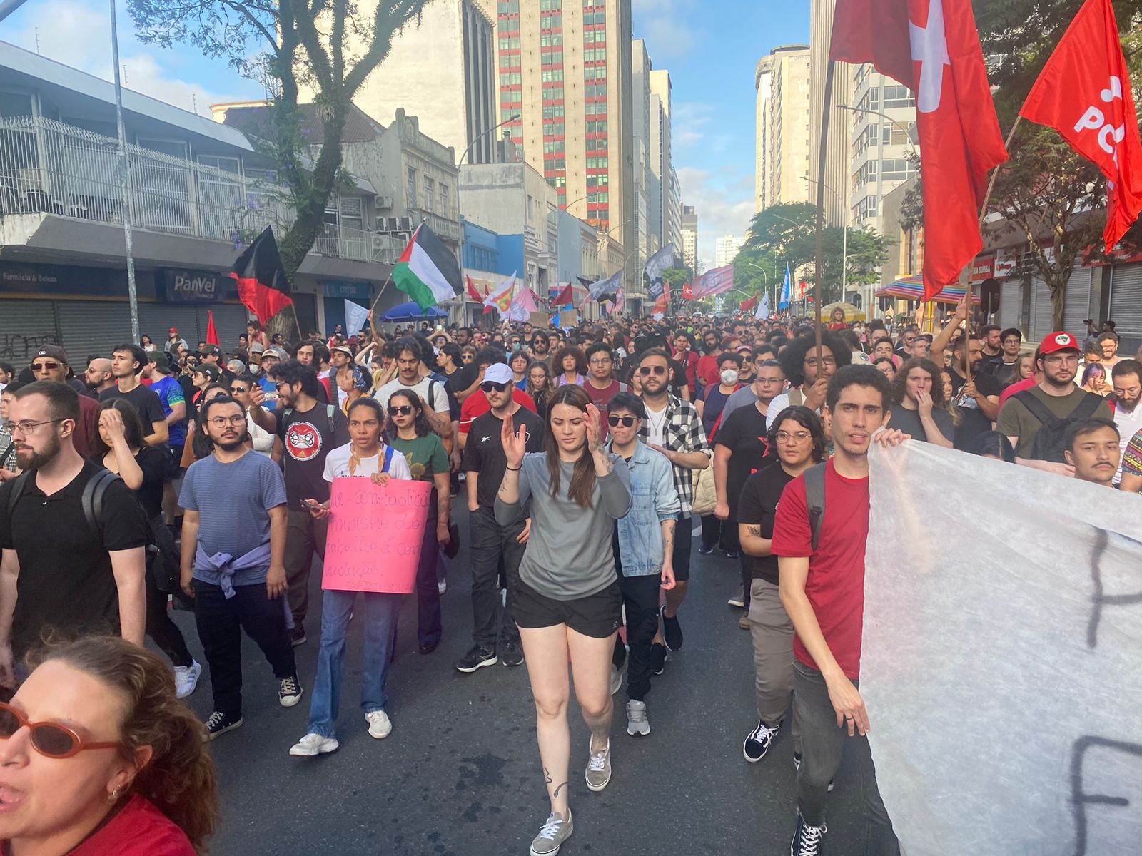 Trabalhadores de Curitiba protestam pelo fim da escala 6x1
