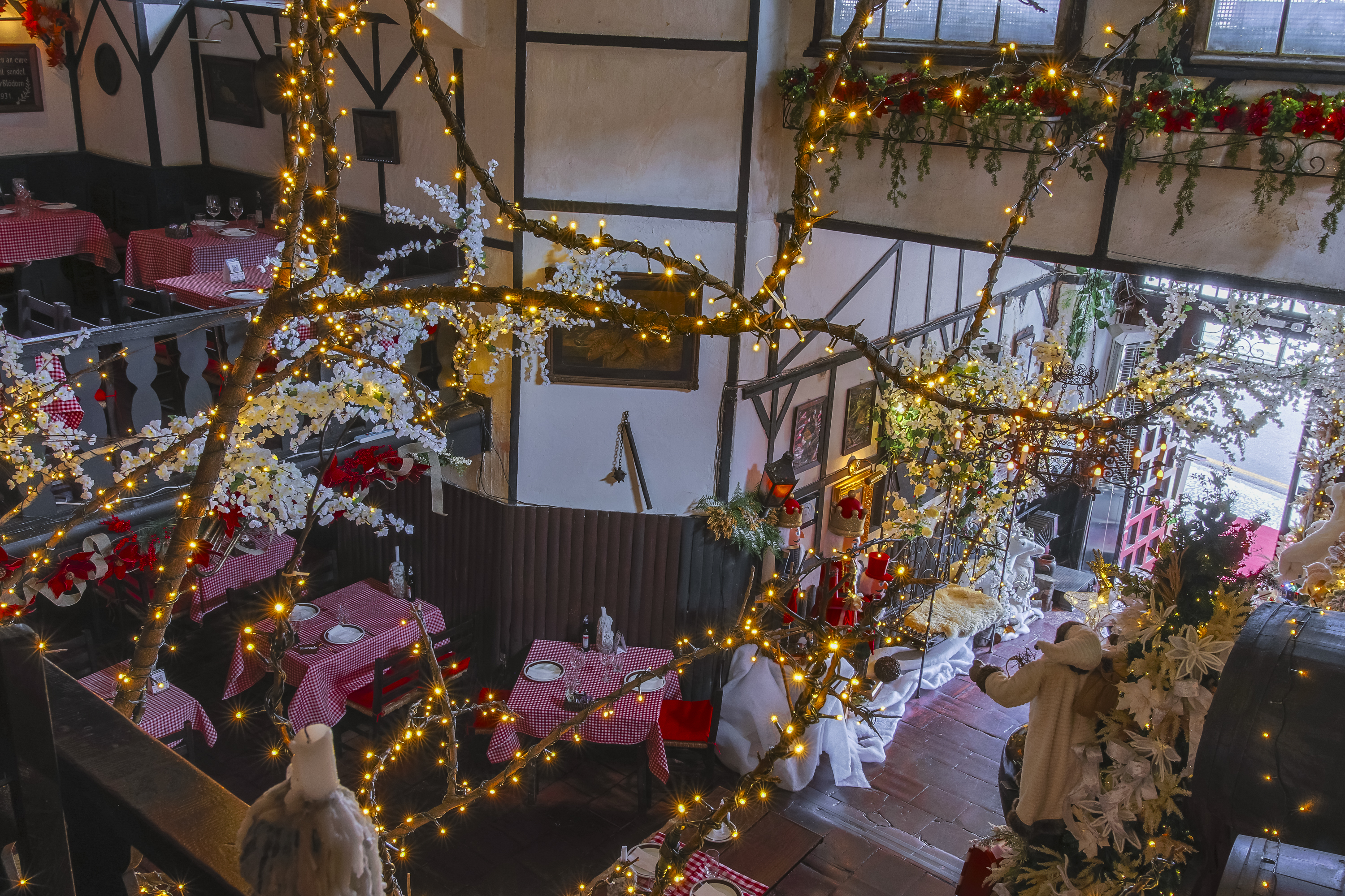 Restaurante faz "nevar" em Curitiba e vira atração de Natal
