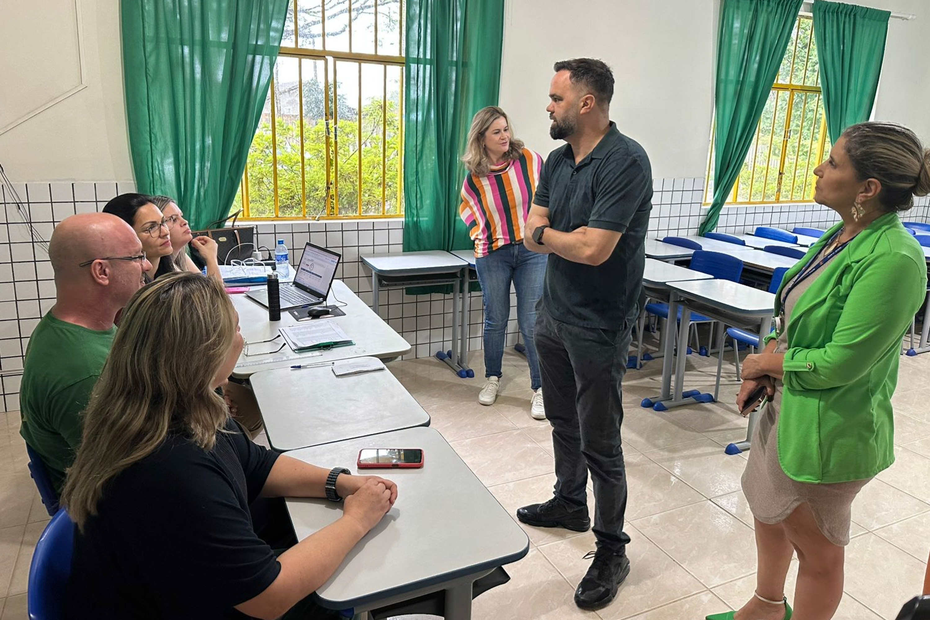 Segundo dia de consulta do parceiros da escola tem muita chuva e pouca participação