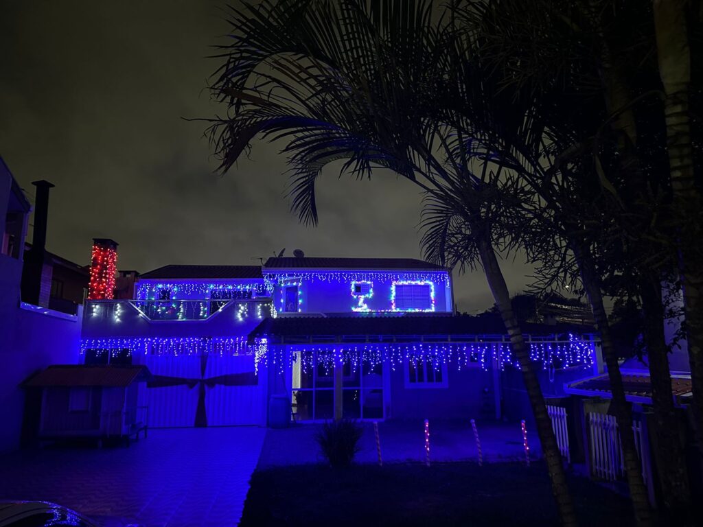 Casa da família iluminada pelas luzes natalinas. I Foto: Arquivo Pessoal