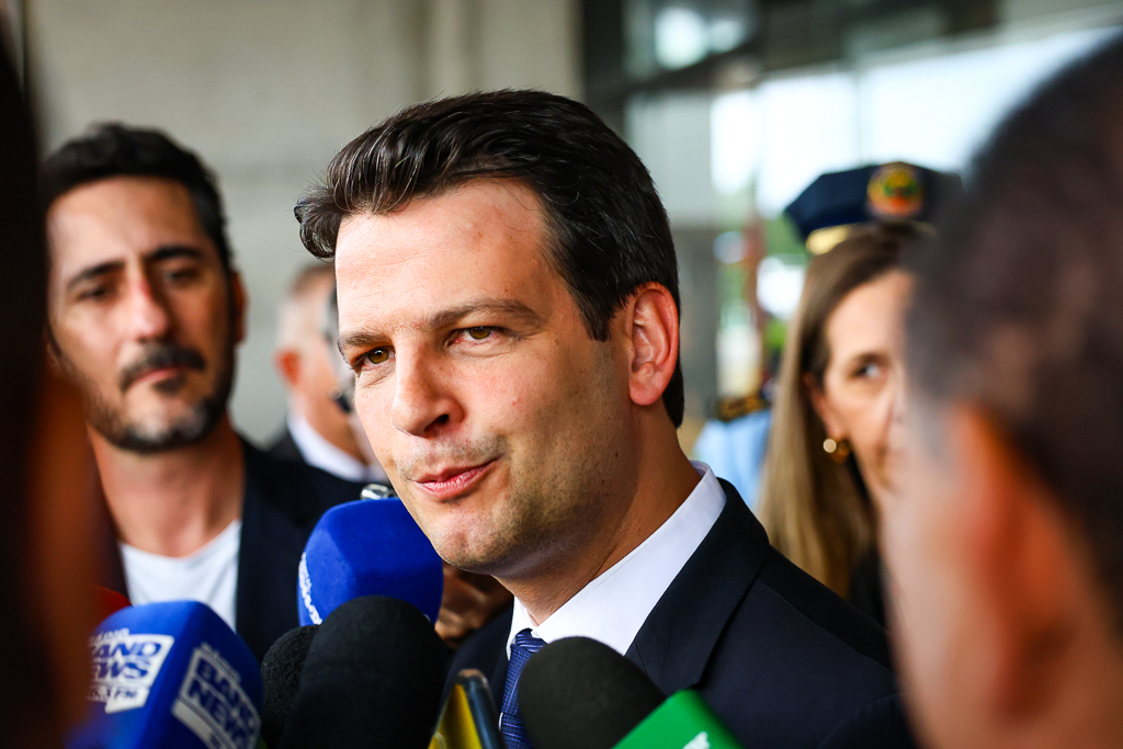 Após tragédia, Pimentel se compromete a cobrar renovação da frota de ônibus em Curitiba