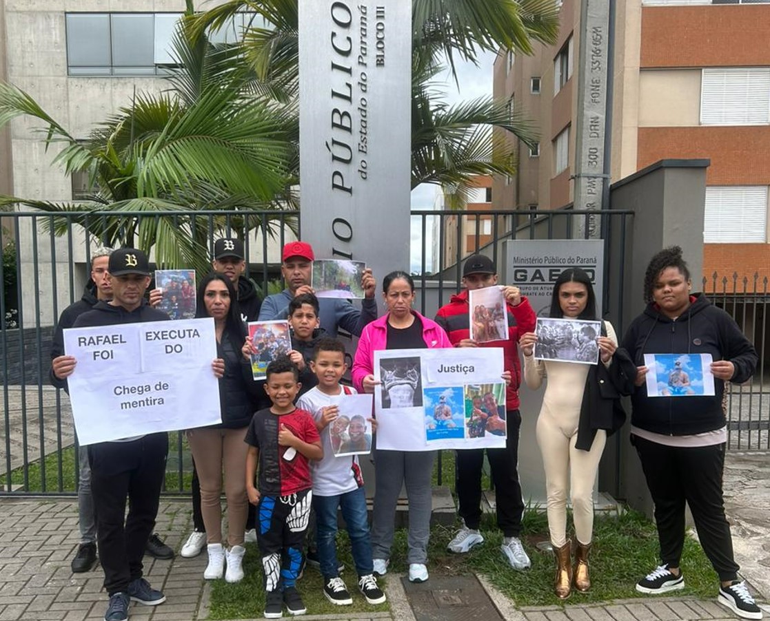 Familiares fazem protesto e contestam morte de homem pela PM