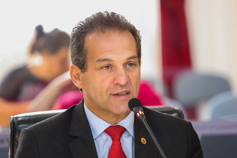 Assessor do vereador Ezequias Barros usa carro da Câmara para ir à academia