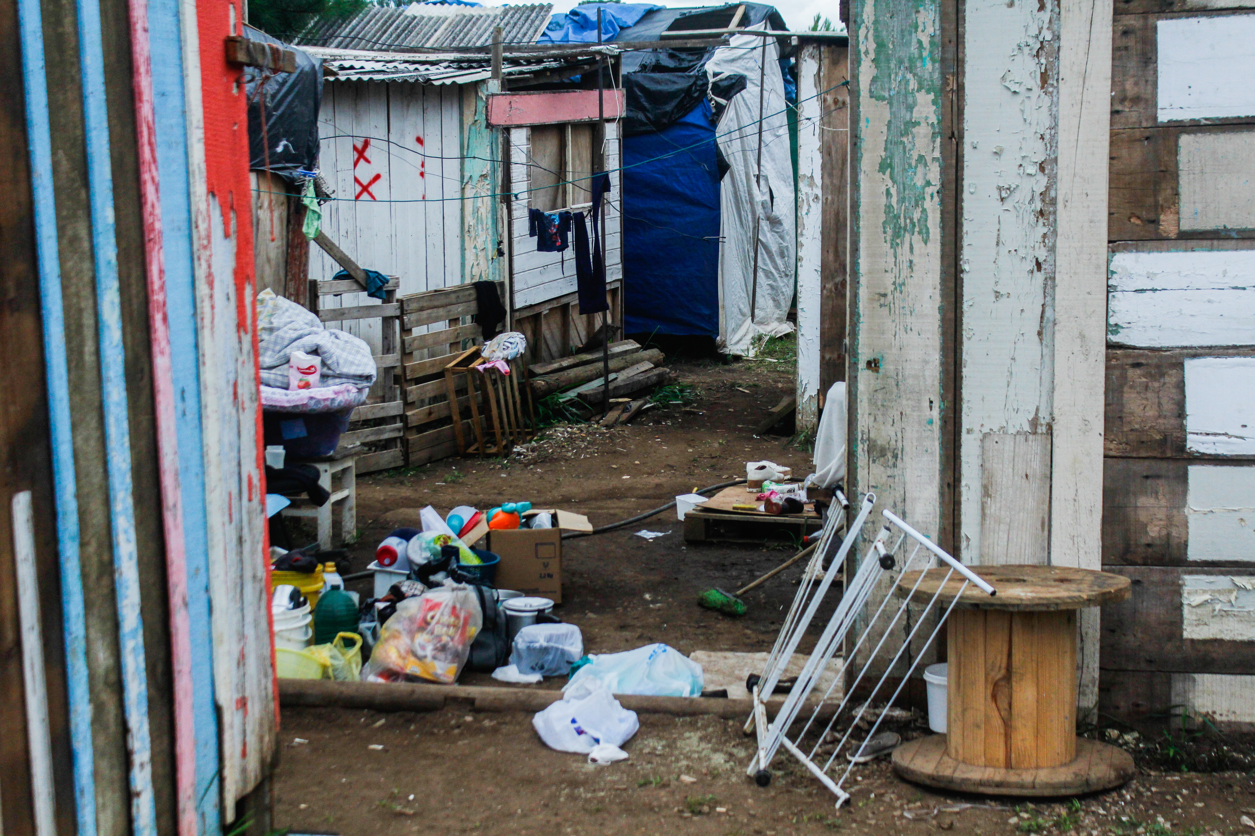 Garagens, quartos emprestados, vans e outras ocupações: para onde foram as famílias despejadas