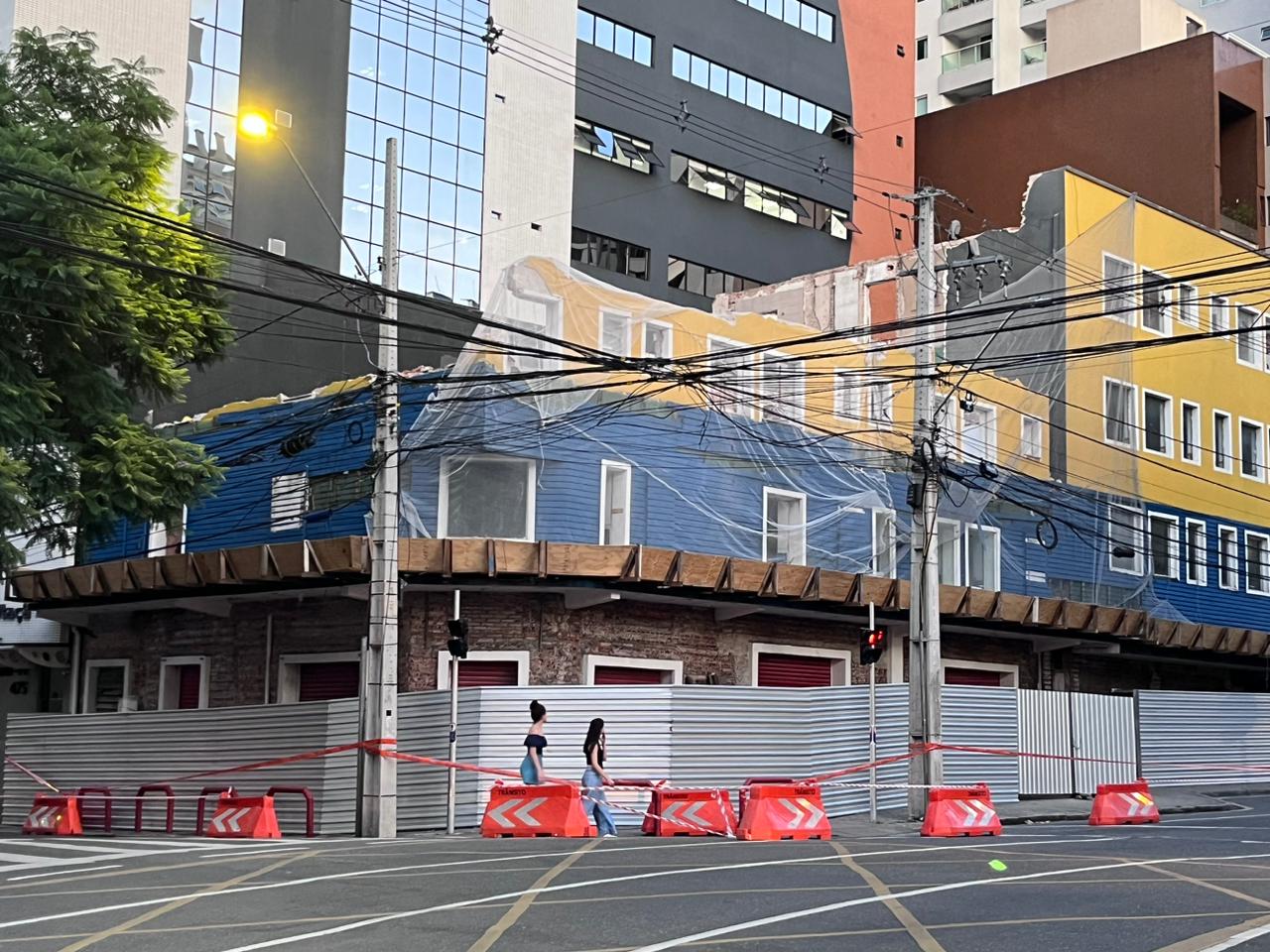 Homem morre e outro fica ferido após desabamento no centro de Curitiba