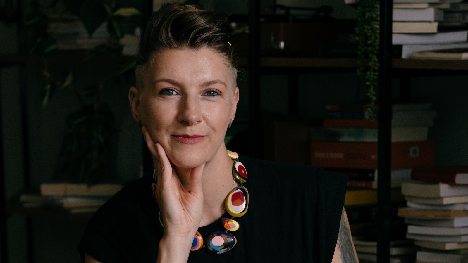 Em sua estreia literária, Ana Johann fala sobre como é ser mulher no Brasil