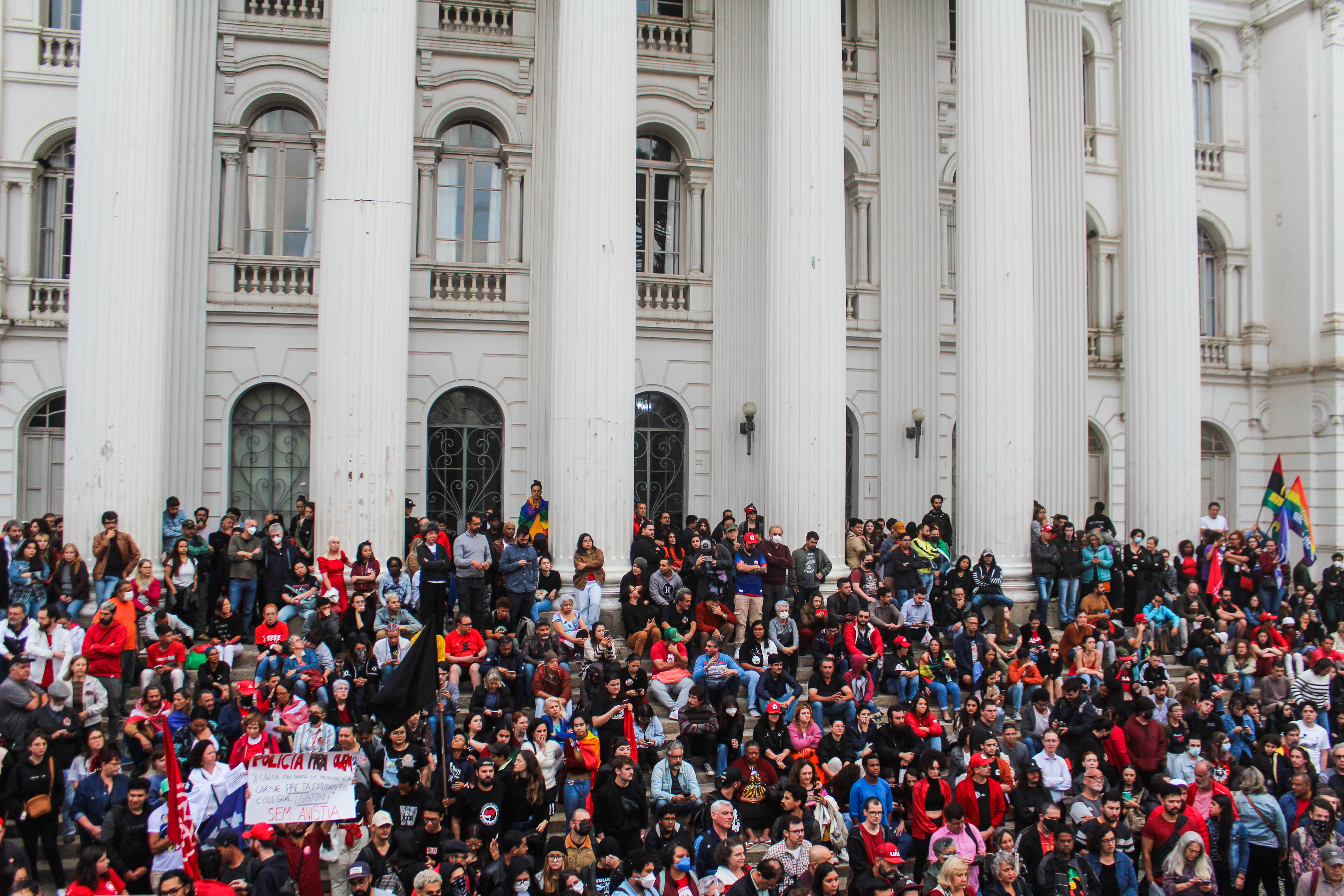 Ato pela democracia em Curitiba reúne milhares na praça Santos Andrade