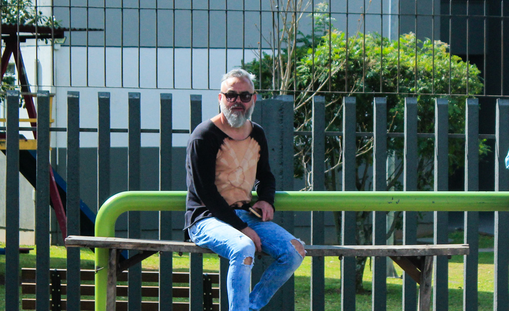 Cansado de esperar em pé, ele fez um banco no ponto de ônibus