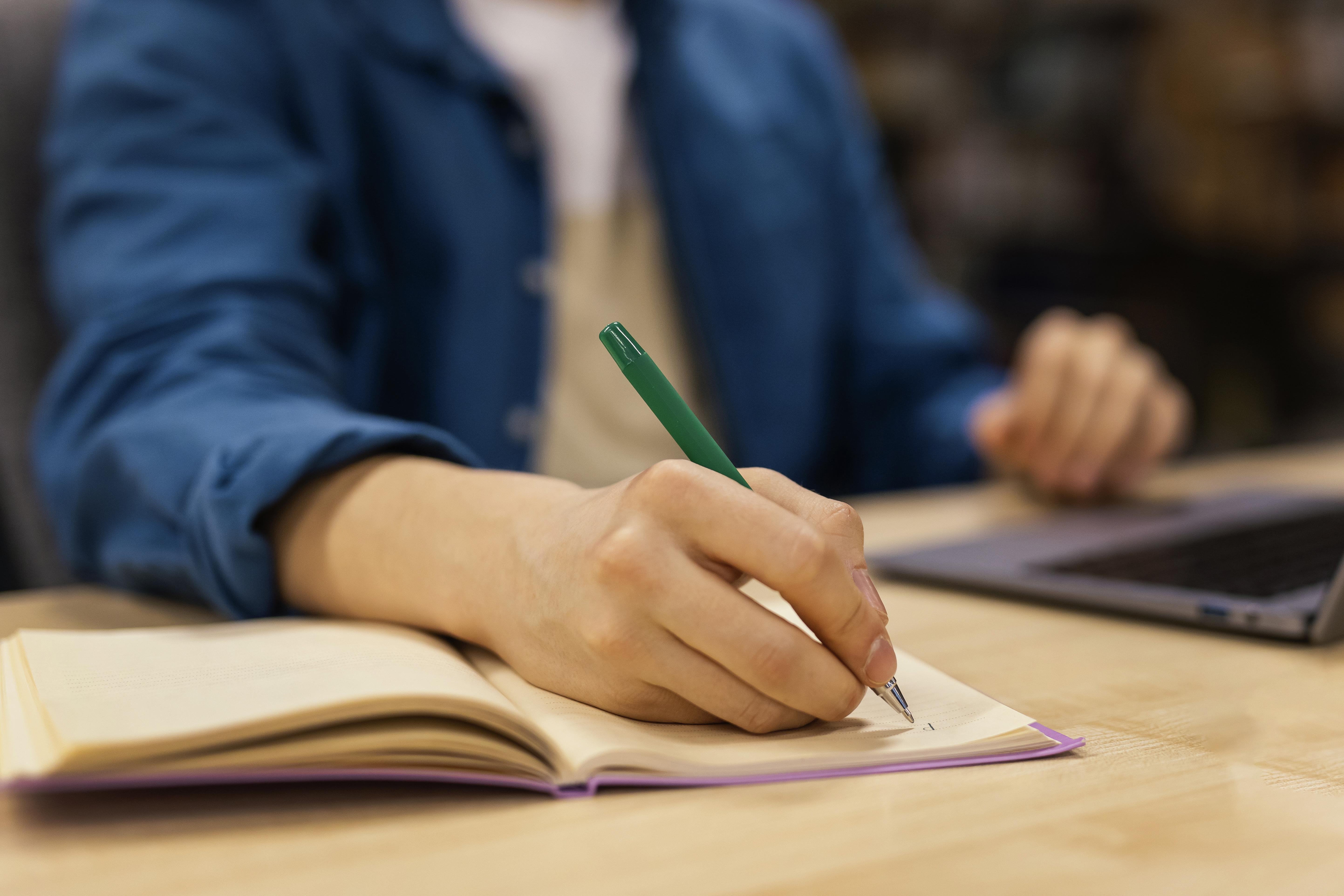 Inscrição para bolsa na Academia de Línguas do Paraná encerra no domingo
