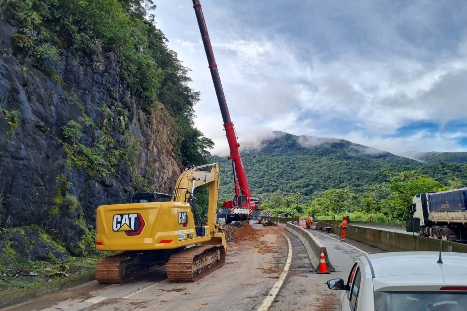 Enquanto governo comemora engordas no Litoral, estradas seguem interditadas