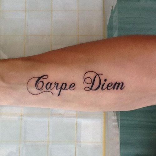 A herança dos Poetas Mortos é um slogan tatuado no braço