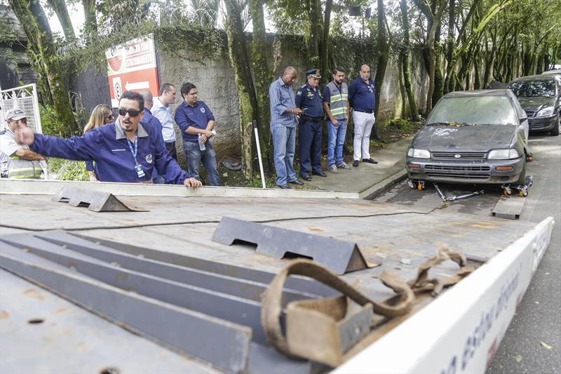 Carros abandonados em vias públicas serão apreendidos em 10 dias