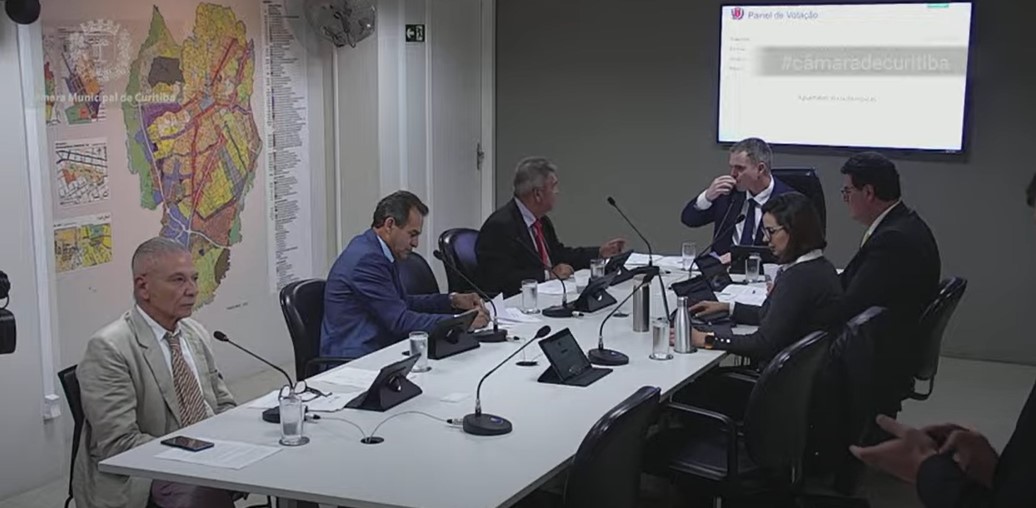 Após arquivamento, vereadores tentam reviver projeto que prevê cotas para trans em concursos