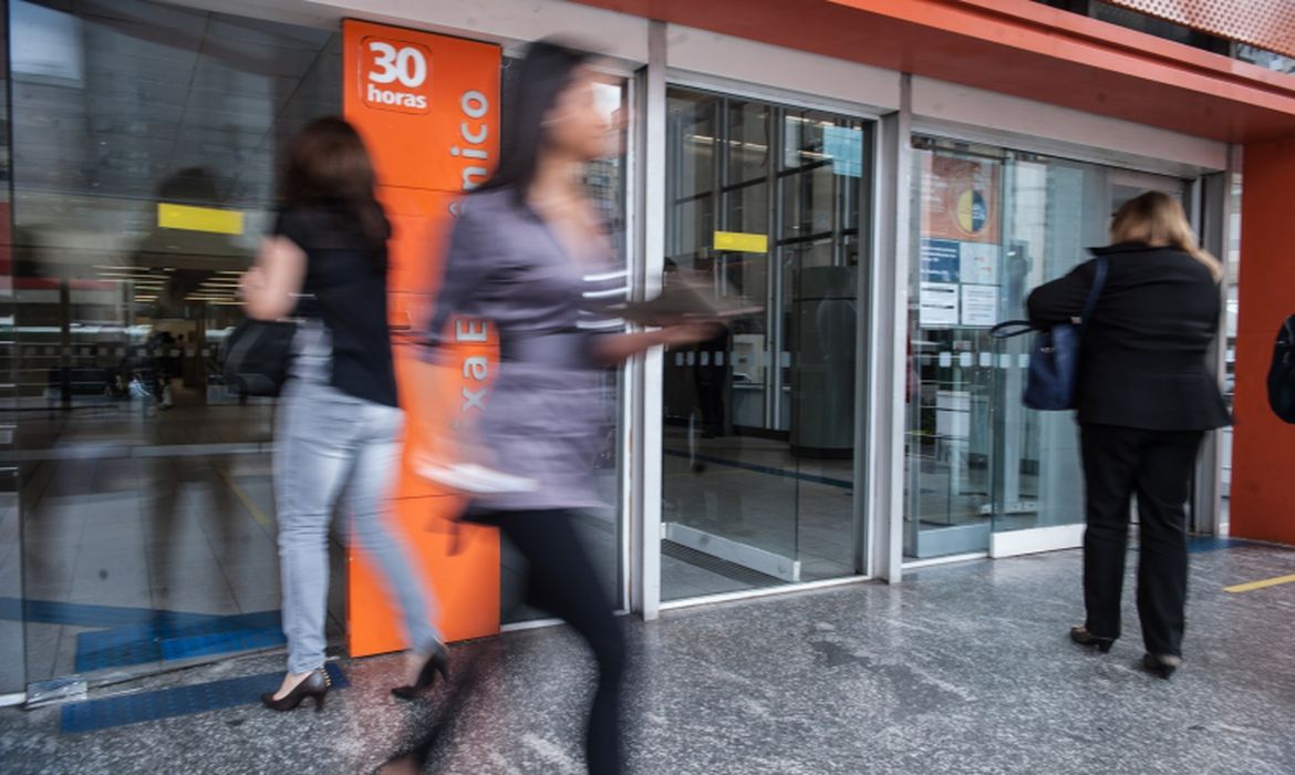 Curitiba decide manter proibição de celulares em bancos. Discussão foi acirrada na Câmara