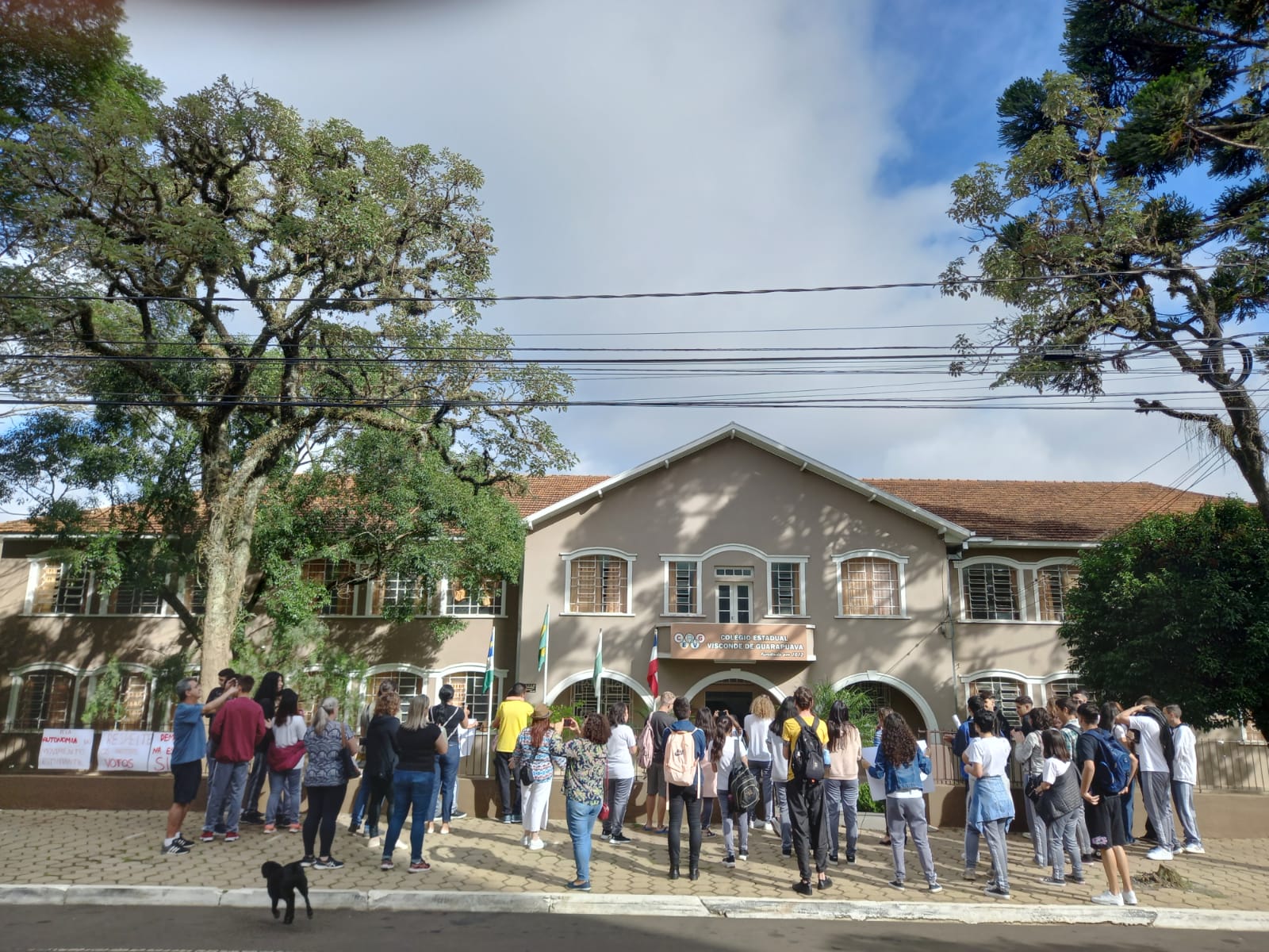 Seed destitui diretores eleitos em escola de Guarapuava e estudantes fazem protesto
