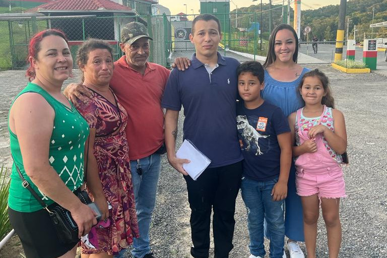 Homem é solto após passar meses na cadeia por reconhecimento fotográfico duvidoso